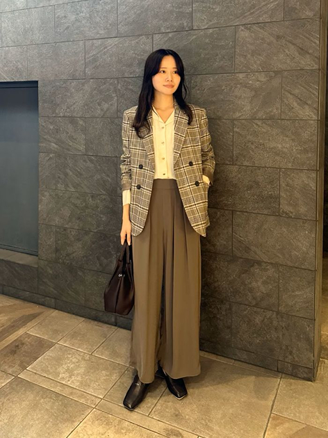 URBAN RESEARCH ROSSO  WOMENさんの「URBAN RESEARCH｜2タックイージーワイドパンツ」を使ったコーディネート