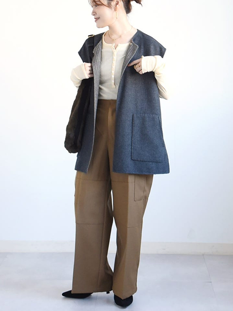 荒川さんの「SHIPS｜【実力派ベーシック】セミ 梳毛 配色 リバーシブル ジレ」を使ったコーディネート