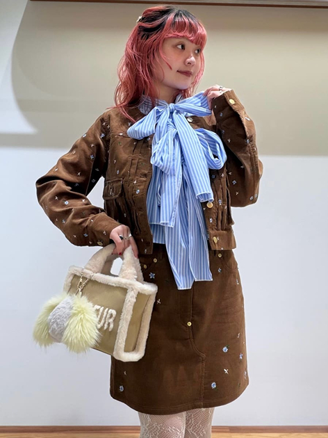 FURFUR STAFFさんの「FURFUR｜フラワー刺繍ノーカラージャケット」を使ったコーディネート